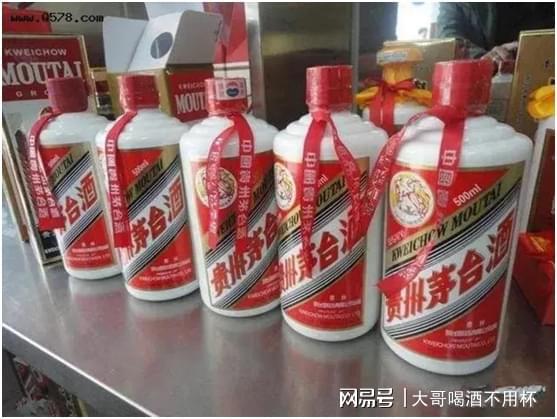 身價千萬機械廠老板,宴請用 假茅臺 多年無人看穿,是個高手