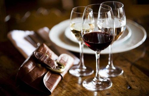 侍酒師在侍酒時為什么總是拿著瓶子站在客戶面前