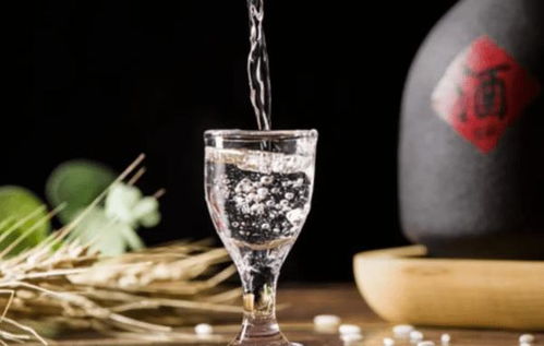 吃晚飯時,堅持喝點(diǎn)白酒的人,身體會怎樣 醫(yī)生告訴您真相